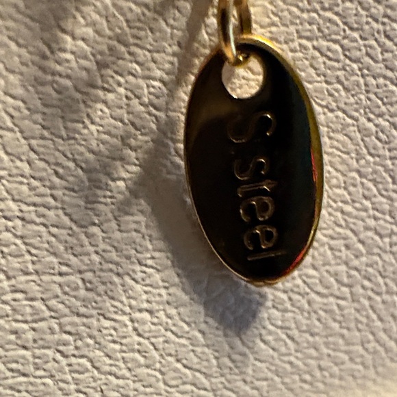 Elegant Gold Pendant Necklace - Picture 6 of 6